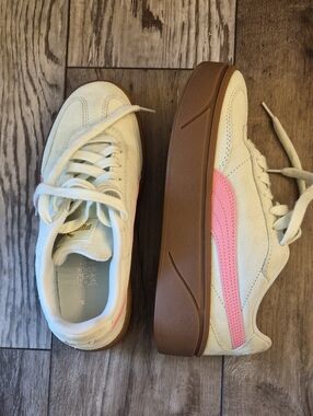 Puma Cream Sneakers with Pink Stripe and Brown Gum Sole